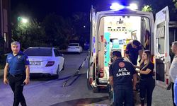 Otomobil kaldırım kenarında oturan kişiye çarptı 1 ağır yaralı