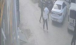 Kadını kurtarmak isteyen genç bıçaklı saldırıya uğradı