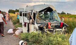 İşçileri taşıyan servis tahliye kanalına devrildi,15 yaralı
