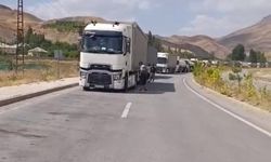 Sınırı geçmek için bekleyen tıra kamyonet çarptı,1 yaralı