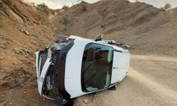 Takla atan otomobilde karı koca yaralandı