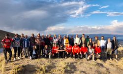 70 doğasever Nemrut Kalderası için 40 kilometre yürüdü