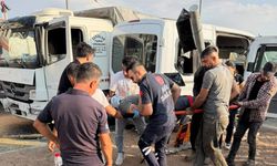Buğday yüklü kamyon ile minibüs çarpıştı,6 yaralı