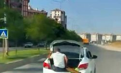 Biri bagaj girdi, diğeri bagaj kapısında oturup ilerledi
