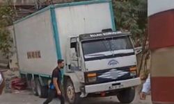 Freni boşalan kamyon elektrik direği ve eve çarparak durabildi