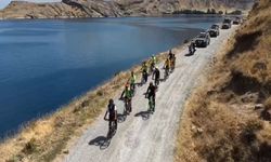 Doğaseverler Van Gölü'nün saklı cennetine pedal çevirdi