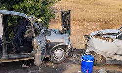 İki otomobil çarpıştı 8 kişi yaralandı