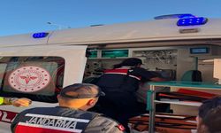 Balkon demirlerinde asılı kalan kadını, balkona tırmanarak kurtardı