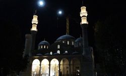 Depremde yıkılan Yeni Cami'nin ışıkları yıllar sonra yeniden yandı