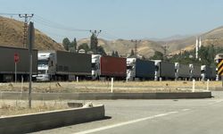 Gümrük Kapısı'nda 3 kilometrelik tır kuyruğu oluştu