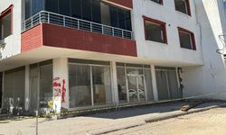 Hasarlı bina deprem sonrası korkuttu