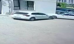 Önce park halindeki araca, ardından duvara çarptı