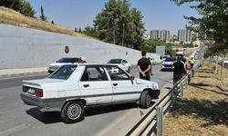 Otomobil bariyerlere çarptı 2 yaralı