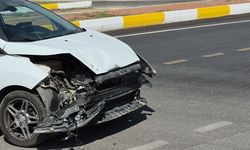 İki otomobil çarpıştı 3 yaralı