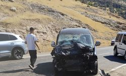 Hafif ticari araç ile kamyonet çarpıştı 4 yaralı