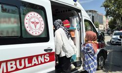 Minibüs ile iki otomobil çarpıştı 2 çocuk yaralandı