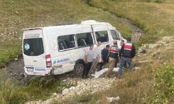 Yolcu minibüsü şarampole devrildi 3 yaralı