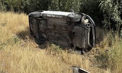 Virajı alamayan sürücünün otomobili devrildi
