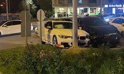 Kavşakta otomobiller çarpıştı 2 yaralı