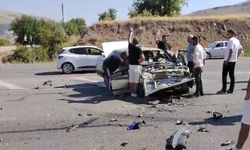 İki araç kafa kafaya çarpıştı 2 yaralı