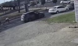 Yola dökülen sebze ve meyveleri toplamaya diğer sürücüler yardım etti