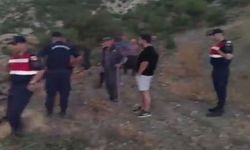 Kovalarla su taşıyan köylüler yangını söndürdü