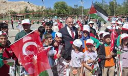Gazzeli çocuklar için uçurtmalar gökyüzüyle buluştu