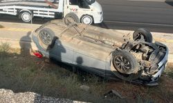 Kontrolden çıkan otomobil kaldırıma uçarak ters döndü 1 yaralı