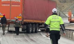 Kara yolunda tır bariyere çarptı