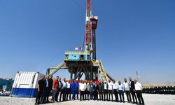 Şırnak'ta Dağda Ovada Petrol Fışkırıyor