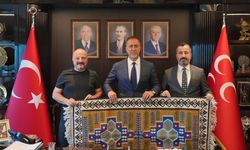 Şırnak’ın kültürü İstanbul’da; Sadıkoğlu, Yılmaz’a Jirki kilimi hediye etti
