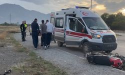 Motosikletle savrulan sürücü yaralandı