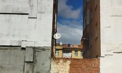 Canını hiçe sayan kadın çatıya halı serdi