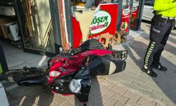 Motosiklet çocuğa çarpıp iş yerine daldı,1 yaralı