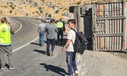 Şırnak-Eruh yolunda tır devrildi, 1 ağır yaralı