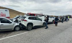 Başkanın konvoyunda kaza, Yaralılara doktor vekil müdahale etti
