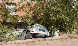 Araç istinat duvarından aşağı düştü