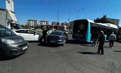 Otomobil ile belediye otobüsü çarpıştı
