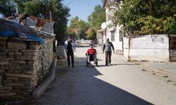 20 yaşındaki gence akülü sandalye desteği