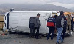 Yüksekova’da öğrenci servisi devrildi, 10 yaralı