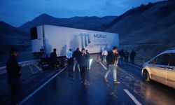 Tır kaza yaptı Hakkari yolunda onlarca araç yolda mahsur kaldı