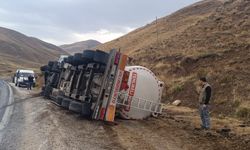 Hakkari yolunda  tanker devrildi
