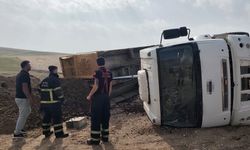 Kum yüklü kamyon devrildi 1 yaralı