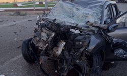 Minibüs ile otomobil çarpıştı 1'i ağır 3 yaralı