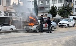Seyir halindeki otomobil alev aldı