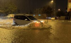 Şiddetli yağış hayatı felç etti birçok araç mahsur kaldı