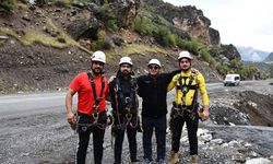 Trabzon’dan Şırnak’a Geldiler! Yollarda Kaya Operasyonu Başladı