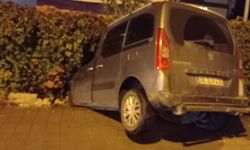 Otomobille hafif ticari araç bahçe duvarına çarptı