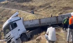 Malzeme yüklü tır uçurum kenarında askıda kaldı