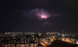Bulutların arasında şimşek gösterisi
